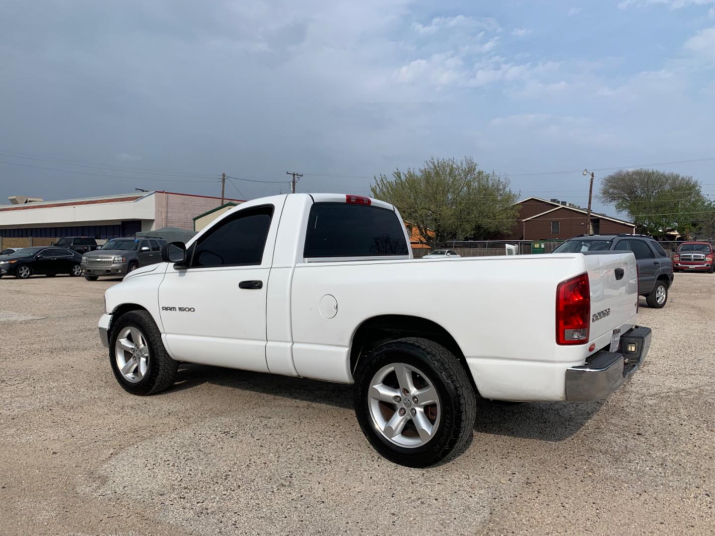 2004 White /Black Dodge Ram 1500 Laramie 2WD (1D7HA16N44J) with an 4.7L V8 SOHC 16V engine, Automatic transmission, located at 1830 North Belt Line Road, Irving, TX, 75061, (469) 524-0199, 32.834373, -96.993584 - Photo#3